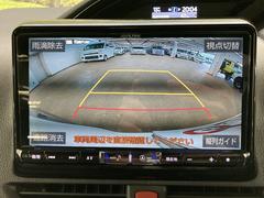 駐車時に後方がリアルタイム映像で確認できます。大型商業施設や立体駐車場での駐車時、夜間のバック時に大活躍です！運転スキルに関わらず、今や必須となった装備のひとつ！ 5