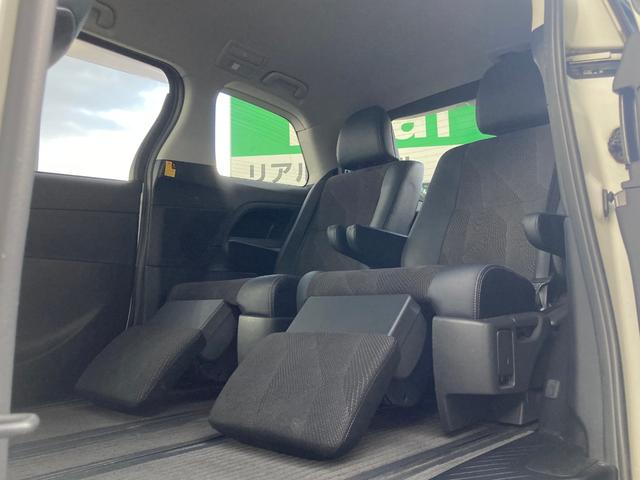 リアシートもゆったり！足元スペースも充分あります♪