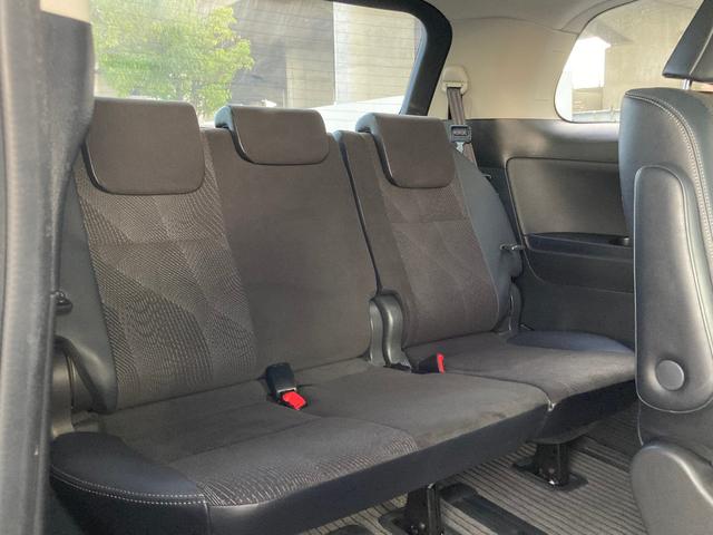 【サードシート】１番後ろの席だって、窮屈な思いはさせません！足元までしっかりスペースを確保できています！！シートの前後や、リクライニングも可能ですので、ゆったり座って頂けます♪