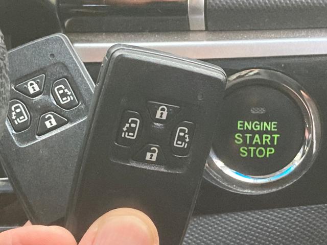 【スマートキーシステム】携帯したスマートキーを取り出すことなく、ドアの施錠・解錠が可能で、簡単にエンジンがスタート！！
