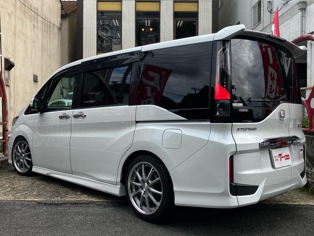ステップワゴンスパーダ ｅ：ＨＥＶスパーダ　Ｇ・ＥＸ　ホンダセンシング　ＷＯＲＫ　ＬＡＮＶＥＣ　ＬＳ１０　１８インチアルミホイール　ＴＥＩＮ車高調　車中泊用ベッドキット　ワンオーナー　禁煙車　走行中テレビ視聴可　スペアキー（7枚目）