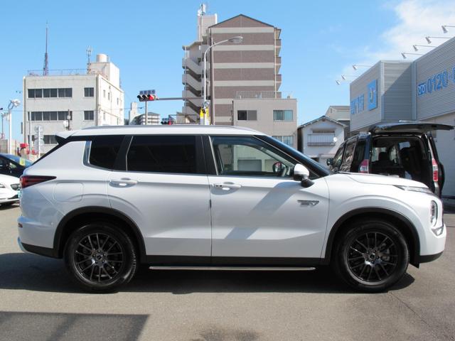 アウトランダーＰＨＥＶ Ｇ　禁煙・メーカーナビ・フルセグＴＶ・ＴＶキャンセラー・全周囲・ＢＯＳＥ・ＨＵＤ・ＢＳＭ・ドラレコ・黒革シート・パワーシート・パワーバックドア・シートヒーター・レーダークルーズ・衝突軽減・スマートキー２個（15枚目）