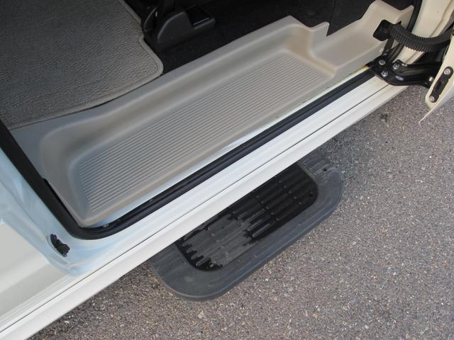 エブリイワゴン 車椅子移動者 分割式リアシート付 電動オートステップ装着車 純正ナビ(CN-RZ765W)フルセグTV・Bカメラ・ドラレコ・Bluetooth接続・衝突軽減システム・左オートステップ・電格ミラー・フォグランプ・ETC・スマートキー・社外12インチアルミホイール(45枚目)