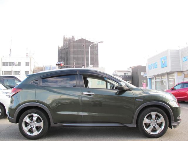 ヴェゼル ハイブリッドＸ　禁煙・インターナビ・フルセグＴＶ・Ｂカメラ・Ｂｌｕｅｔｏｏｔｈ接続・あんしんパッケージ・クルコン・ＬＥＤライト・パドルシフト・電格ミラー・スマートキー・純正１７インチアルミホイール（14枚目）