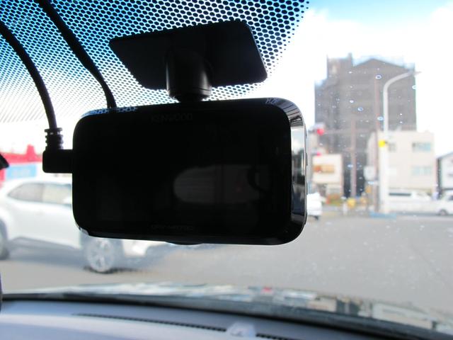 ヴェゼル ハイブリッドＸ　禁煙・インターナビ・フルセグＴＶ・Ｂカメラ・Ｂｌｕｅｔｏｏｔｈ接続・あんしんパッケージ・クルコン・ＬＥＤライト・パドルシフト・電格ミラー・スマートキー・純正１７インチアルミホイール（32枚目）