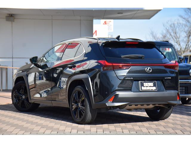 ＵＸ ＵＸ２００　アーバンエレガンス　ムーンルーフ／メーカーナビ／パノラミックモニター／セーフティ／レザーシート／パワーシート／シートヒーター／ステアリングヒーター／パワーバックドア／ワンオーナー／（2枚目）