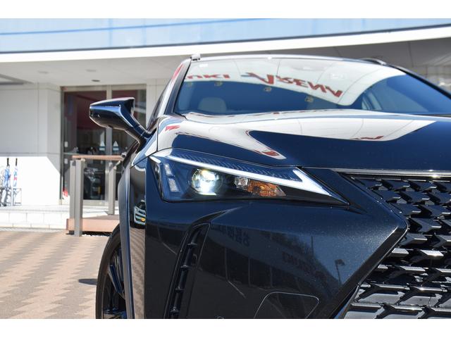 ＵＸ ＵＸ２００　アーバンエレガンス　ムーンルーフ／メーカーナビ／パノラミックモニター／セーフティ／レザーシート／パワーシート／シートヒーター／ステアリングヒーター／パワーバックドア／ワンオーナー／（7枚目）