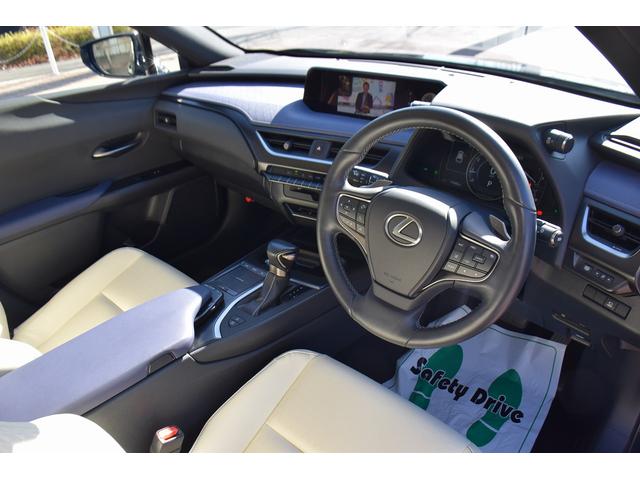 ＵＸ ＵＸ２００　アーバンエレガンス　ムーンルーフ／メーカーナビ／パノラミックモニター／セーフティ／レザーシート／パワーシート／シートヒーター／ステアリングヒーター／パワーバックドア／ワンオーナー／（15枚目）