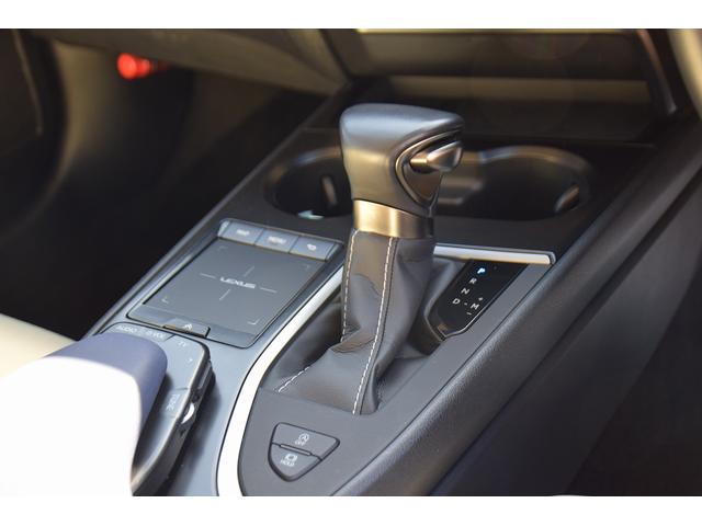 ＵＸ ＵＸ２００　アーバンエレガンス　ムーンルーフ／メーカーナビ／パノラミックモニター／セーフティ／レザーシート／パワーシート／シートヒーター／ステアリングヒーター／パワーバックドア／ワンオーナー／（16枚目）