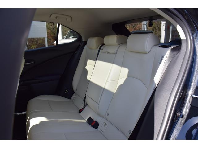 ＵＸ ＵＸ２００　アーバンエレガンス　ムーンルーフ／メーカーナビ／パノラミックモニター／セーフティ／レザーシート／パワーシート／シートヒーター／ステアリングヒーター／パワーバックドア／ワンオーナー／（30枚目）