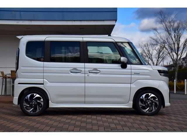 スペーシアカスタム ハイブリッドＸＳターボ　新車未登録　ターボ車　スズキセーフティ　全方位カメラ　９インチメーカーナビ　スズキコネクト　サーキュレータ　両側電動ドア　前席シートヒーター　ステアヒーター　ＬＥＤライト　フォグライト　純正アルミ（2枚目）