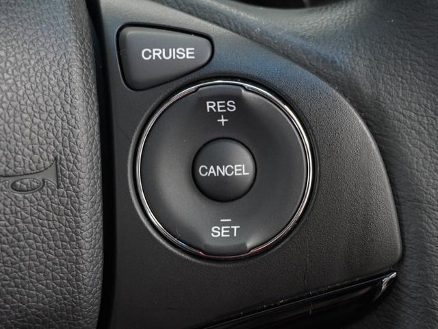 【クルーズコントロール】ステアリングの右側には高速道路で威力を発揮するオートクルーズの操作スイッチががついています。手元で操作ができるので、安全に運転できます！
