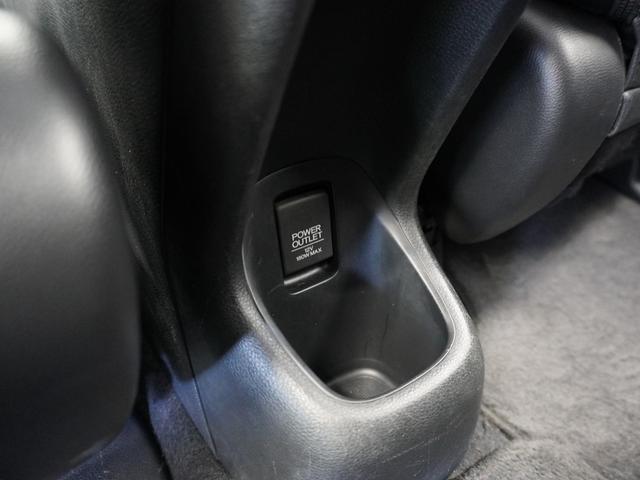 電源ソケットは後席用にも装備されています。長時間のドライブも安心です。