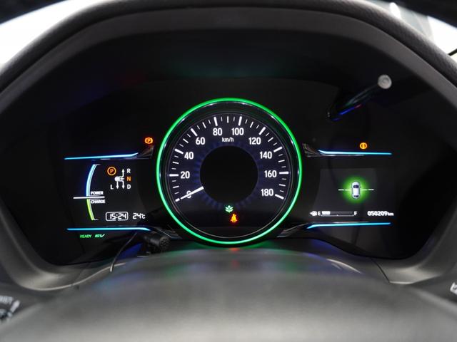 視認性の良いシンプルなメーターデザインはドライバーに情報をわかりやすく伝えてくれます、