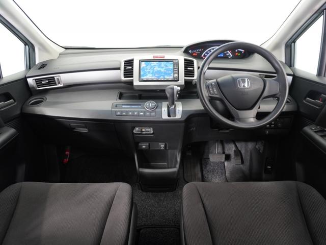 フリード Ｇエアロ　１年保証ナビＲカメＥＴＣ両電扉ＢＴワンセグＨＩＤ　禁煙車　ＦＯＰメモリーナビゲーション　電動コーナーポール装備　純正アルミホイール　コンビニフック　サードシート跳ね上げ式シートアレンジ（6枚目）