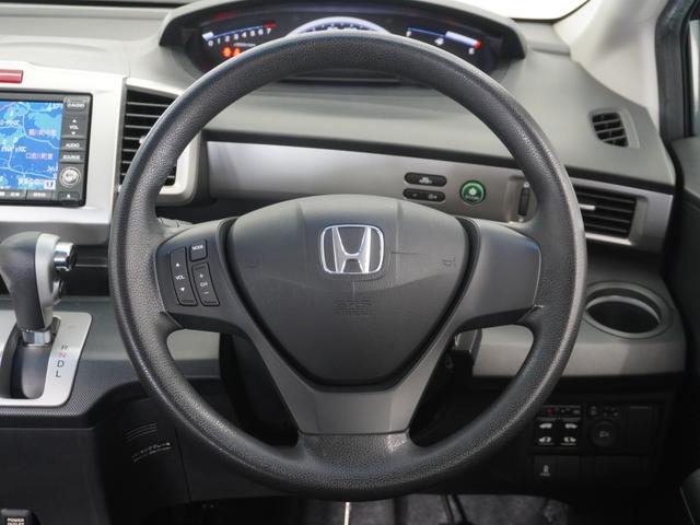 フリード Ｇエアロ　１年保証ナビＲカメＥＴＣ両電扉ＢＴワンセグＨＩＤ　禁煙車　ＦＯＰメモリーナビゲーション　電動コーナーポール装備　純正アルミホイール　コンビニフック　サードシート跳ね上げ式シートアレンジ（7枚目）