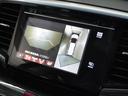 【フロントブラインドビュー】車両前方に搭載したカメラは、車両前方が約180度見渡せる降格映像で表示!