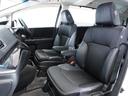 運転席と助手席は足元が繋がっているので自由に行き来しやすいので駐車場が狭いときでも助手席側からスムーズに乗り降りできて便利!
