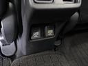 電源ソケットは後席用にも装備されています。長時間のドライブも安心です。
