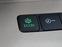 ◆ＥＣＯＮスイッチ（ＥＣＯＮモード）◆エンジンやエアコンといった、クルマ全体の動きを燃費優先で自動制御するＥＣＯＮモード。空調など快適性を優先したいときは、スイッチを押してＯＦＦにできます。