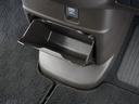 インパネ中央の下部には、ごみ箱としても使用する事ができるセンターロアボックスを装備しております。