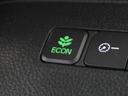◆ECONスイッチ(ECONモード)◆エンジンやエアコンといった、クルマ全体の動きを燃費優先で自動制御するECONモード。空調など快適性を優先したいときは、スイッチを押してOFFにできます。