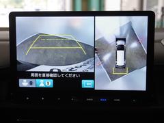 【マルチビューカメラ】はリバース時や手元のスイッチでカメラ映像を切り替え、前後左右それぞれの単独映像や車両を上から見た映像で視界をサポートします。 6