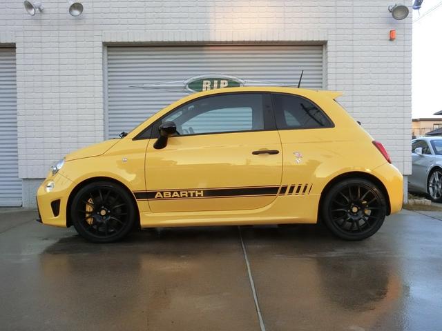 アバルト595 コンペティツィオーネ パフォーマンスパッケージ 右H 5MT 機械式LSD ナビ&地デジ カーボンシート チェック柄ルーフ 17インチブラックAW イエローキャリパー(6枚目)