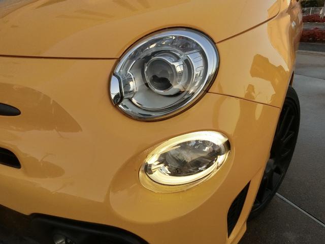 アバルト595 コンペティツィオーネ パフォーマンスパッケージ 右H 5MT 機械式LSD ナビ&地デジ カーボンシート チェック柄ルーフ 17インチブラックAW イエローキャリパー(8枚目)