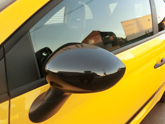 アバルト595 コンペティツィオーネ パフォーマンスパッケージ 右H 5MT 機械式LSD ナビ&地デジ カーボンシート チェック柄ルーフ 17インチブラックAW イエローキャリパー(9枚目)