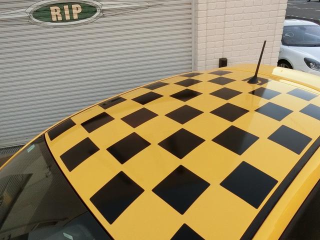 アバルト595 コンペティツィオーネ パフォーマンスパッケージ 右H 5MT 機械式LSD ナビ&地デジ カーボンシート チェック柄ルーフ 17インチブラックAW イエローキャリパー(10枚目)