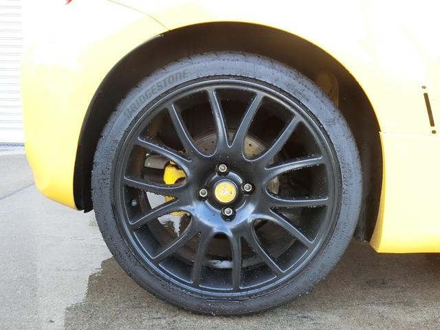 アバルト595 コンペティツィオーネ パフォーマンスパッケージ 右H 5MT 機械式LSD ナビ&地デジ カーボンシート チェック柄ルーフ 17インチブラックAW イエローキャリパー(11枚目)