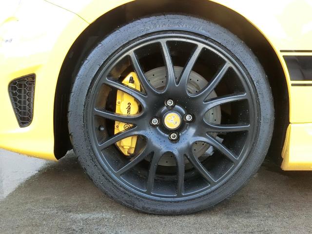 アバルト595 コンペティツィオーネ パフォーマンスパッケージ 右H 5MT 機械式LSD ナビ&地デジ カーボンシート チェック柄ルーフ 17インチブラックAW イエローキャリパー(13枚目)