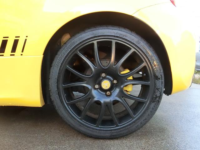 アバルト595 コンペティツィオーネ パフォーマンスパッケージ 右H 5MT 機械式LSD ナビ&地デジ カーボンシート チェック柄ルーフ 17インチブラックAW イエローキャリパー(14枚目)