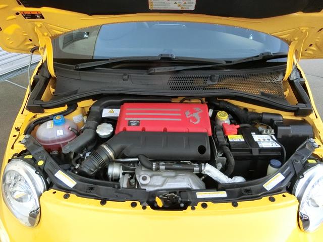 アバルト595 コンペティツィオーネ パフォーマンスパッケージ 右H 5MT 機械式LSD ナビ&地デジ カーボンシート チェック柄ルーフ 17インチブラックAW イエローキャリパー(15枚目)