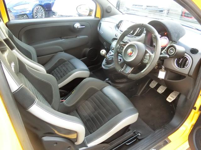 アバルト595 コンペティツィオーネ パフォーマンスパッケージ 右H 5MT 機械式LSD ナビ&地デジ カーボンシート チェック柄ルーフ 17インチブラックAW イエローキャリパー(16枚目)