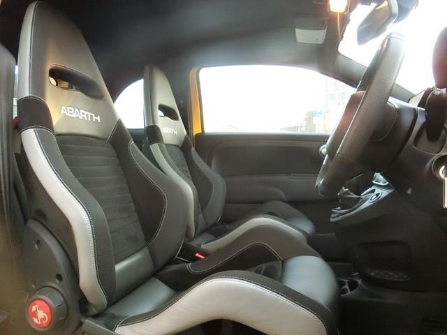 アバルト595 コンペティツィオーネ パフォーマンスパッケージ 右H 5MT 機械式LSD ナビ&地デジ カーボンシート チェック柄ルーフ 17インチブラックAW イエローキャリパー(17枚目)