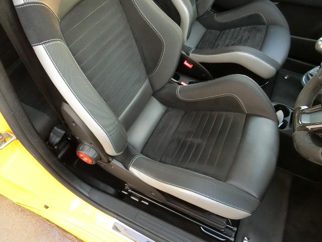 アバルト595 コンペティツィオーネ パフォーマンスパッケージ 右H 5MT 機械式LSD ナビ&地デジ カーボンシート チェック柄ルーフ 17インチブラックAW イエローキャリパー(18枚目)