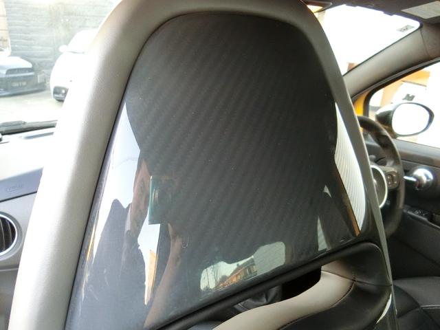 アバルト595 コンペティツィオーネ パフォーマンスパッケージ 右H 5MT 機械式LSD ナビ&地デジ カーボンシート チェック柄ルーフ 17インチブラックAW イエローキャリパー(19枚目)