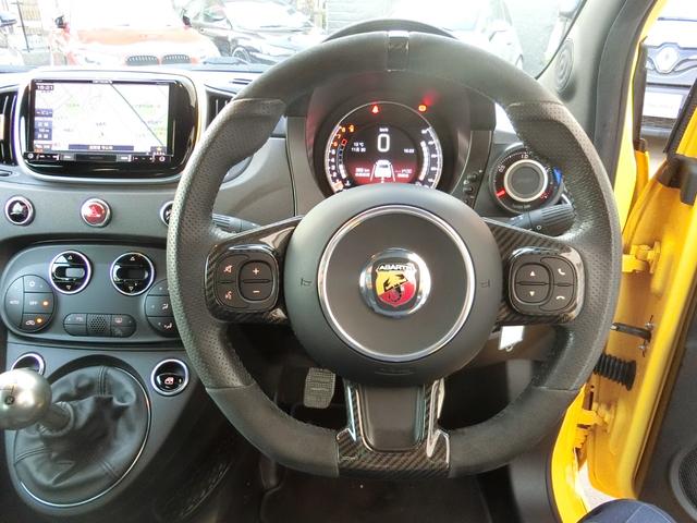 アバルト595 コンペティツィオーネ パフォーマンスパッケージ 右H 5MT 機械式LSD ナビ&地デジ カーボンシート チェック柄ルーフ 17インチブラックAW イエローキャリパー(21枚目)