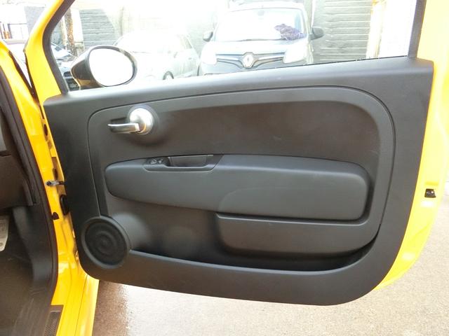 アバルト595 コンペティツィオーネ パフォーマンスパッケージ 右H 5MT 機械式LSD ナビ&地デジ カーボンシート チェック柄ルーフ 17インチブラックAW イエローキャリパー(22枚目)