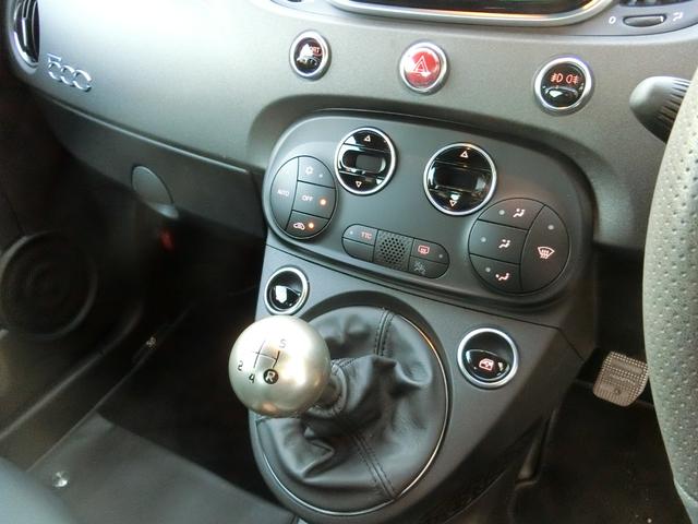 アバルト595 コンペティツィオーネ パフォーマンスパッケージ 右H 5MT 機械式LSD ナビ&地デジ カーボンシート チェック柄ルーフ 17インチブラックAW イエローキャリパー(23枚目)