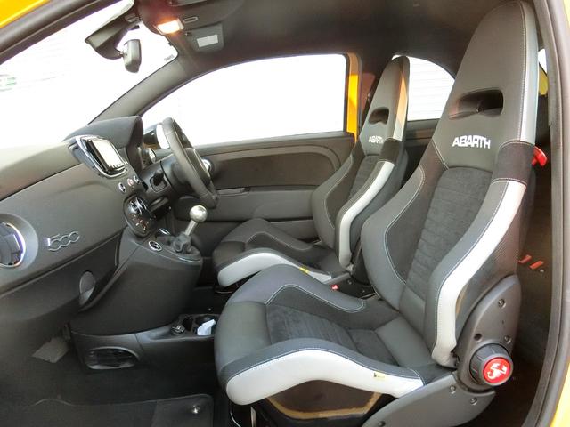 アバルト595 コンペティツィオーネ パフォーマンスパッケージ 右H 5MT 機械式LSD ナビ&地デジ カーボンシート チェック柄ルーフ 17インチブラックAW イエローキャリパー(31枚目)