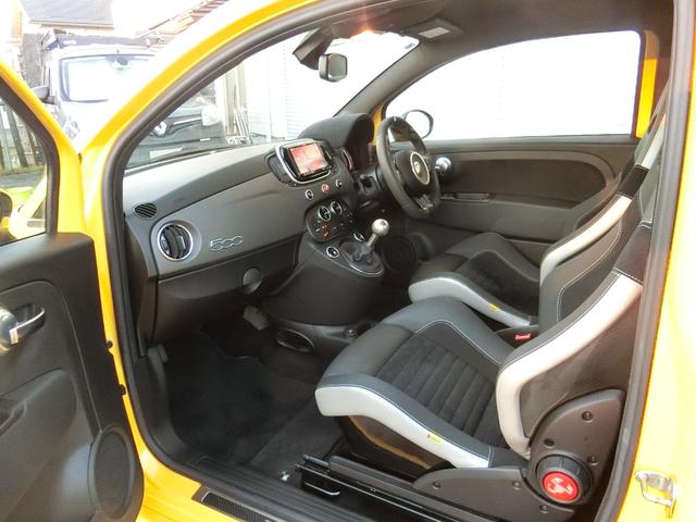 アバルト595 コンペティツィオーネ パフォーマンスパッケージ 右H 5MT 機械式LSD ナビ&地デジ カーボンシート チェック柄ルーフ 17インチブラックAW イエローキャリパー(32枚目)