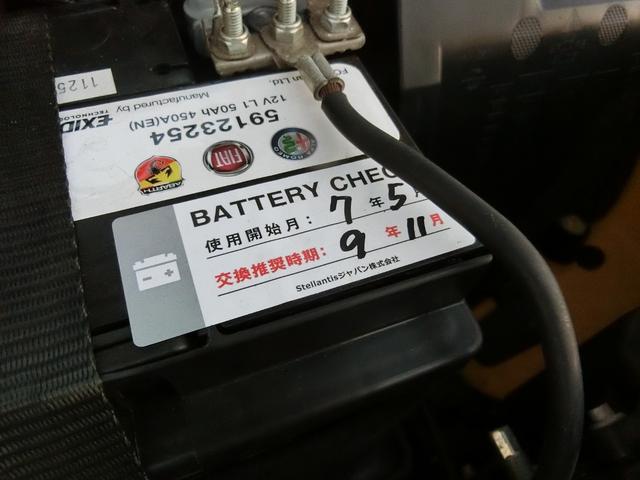 アバルト595 コンペティツィオーネ パフォーマンスパッケージ 右H 5MT 機械式LSD ナビ&地デジ カーボンシート チェック柄ルーフ 17インチブラックAW イエローキャリパー(37枚目)