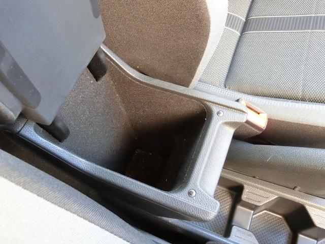 肘置きの中にも小物入れがあります