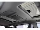 開放的なサンルーフ(ムーンルーフ)を装備。電動式で車内からボタン操作で開閉。