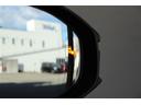車線変更時の見えにくい斜め後方の死角からの車両接近をドアミラーのランプでお知らせしてくれるブラインドスポットモニター