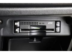 高速道路の利用時に便利なＥＴＣ。料金所での停車や小銭を探す手間がなくなり快適です♪見た目もすっきりとしたビルトインタイプを装備しています。 5