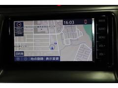 純正ナビを装備。初めての場所へのお出かけもナビがあると安心です。ハンズフリー通話に使えるＢｌｕｅｔｏｏｔｈにも対応しています♪ 3
